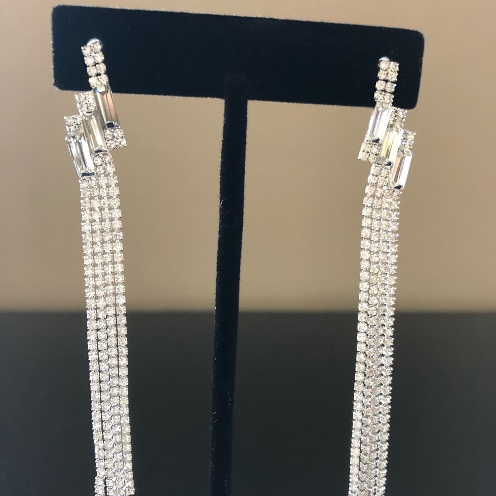 Crystal dangle earrings. New never worn
